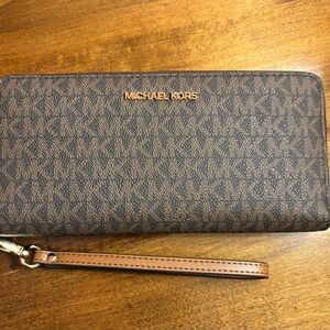 Michael Kors Large Full Zip Jet Set Wallet in Brown Logo Design